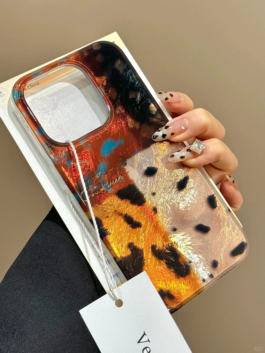 Retro Amber Leopard Print Splicing Mobile Phone Case with Beaded Mobile Phone Chain Pendant Suitable for iPhone16 iPhone15 iPhone14 iPhone13