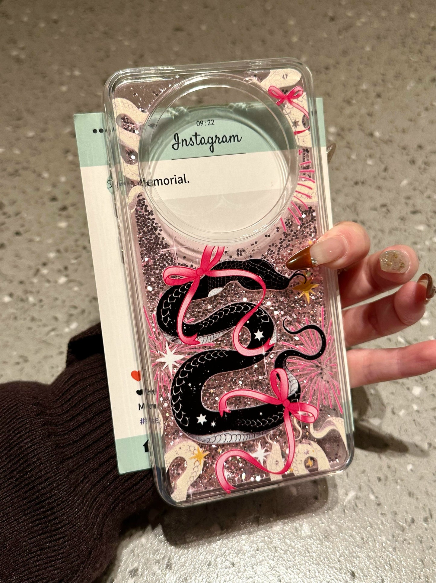 Black Pink Fireworks Bow, Small Snake Quicksand Art Aesthetic Mobile Phone Case with Mobile Phone Chain Pendant, Suitable for Huawei Mate60Pro + Pura70Pro +