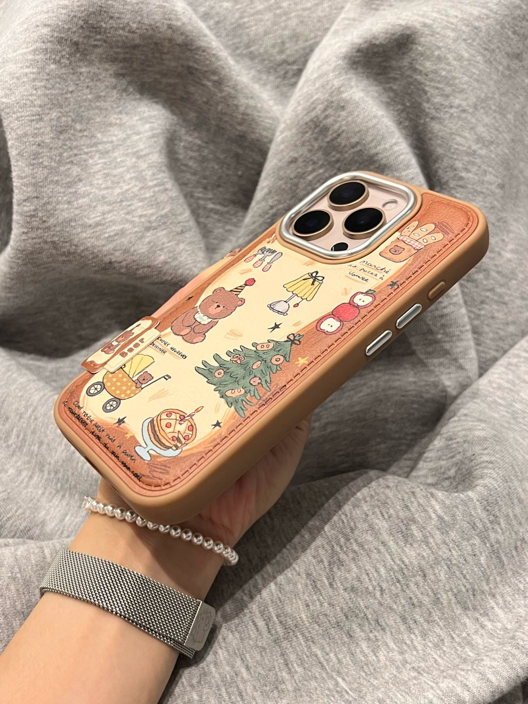 Brown Leather Pattern Bear Keyboard Cute Phone Case Suitable for iPhone16 iPhone15 iPhone14 iPhone13