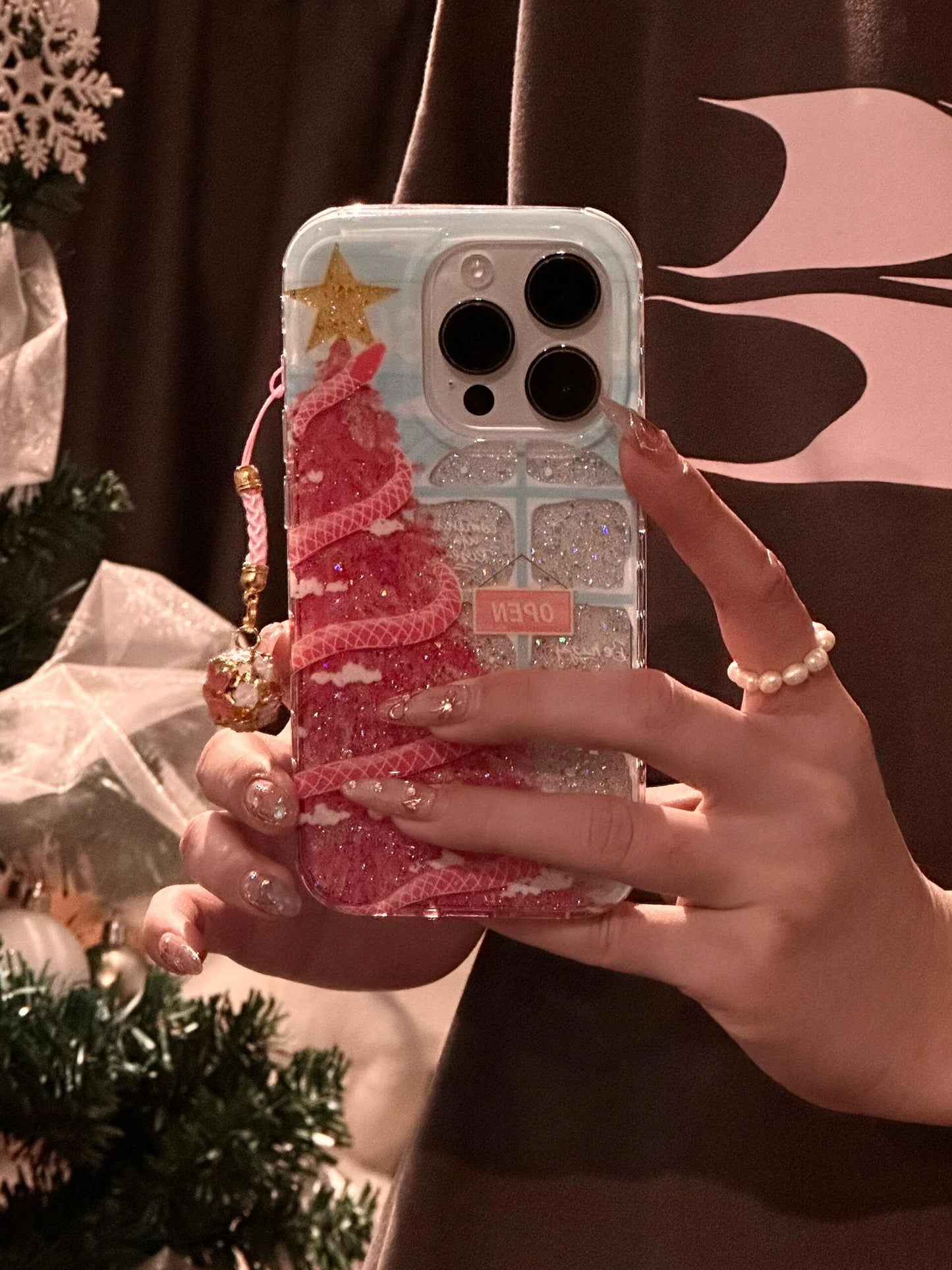 Beautiful Window Pink Snake Christmas Tree Glitter Aesthetic Mobile Phone Case Suitable for iPhone16 iPhone15 iPhone14 iPhone13