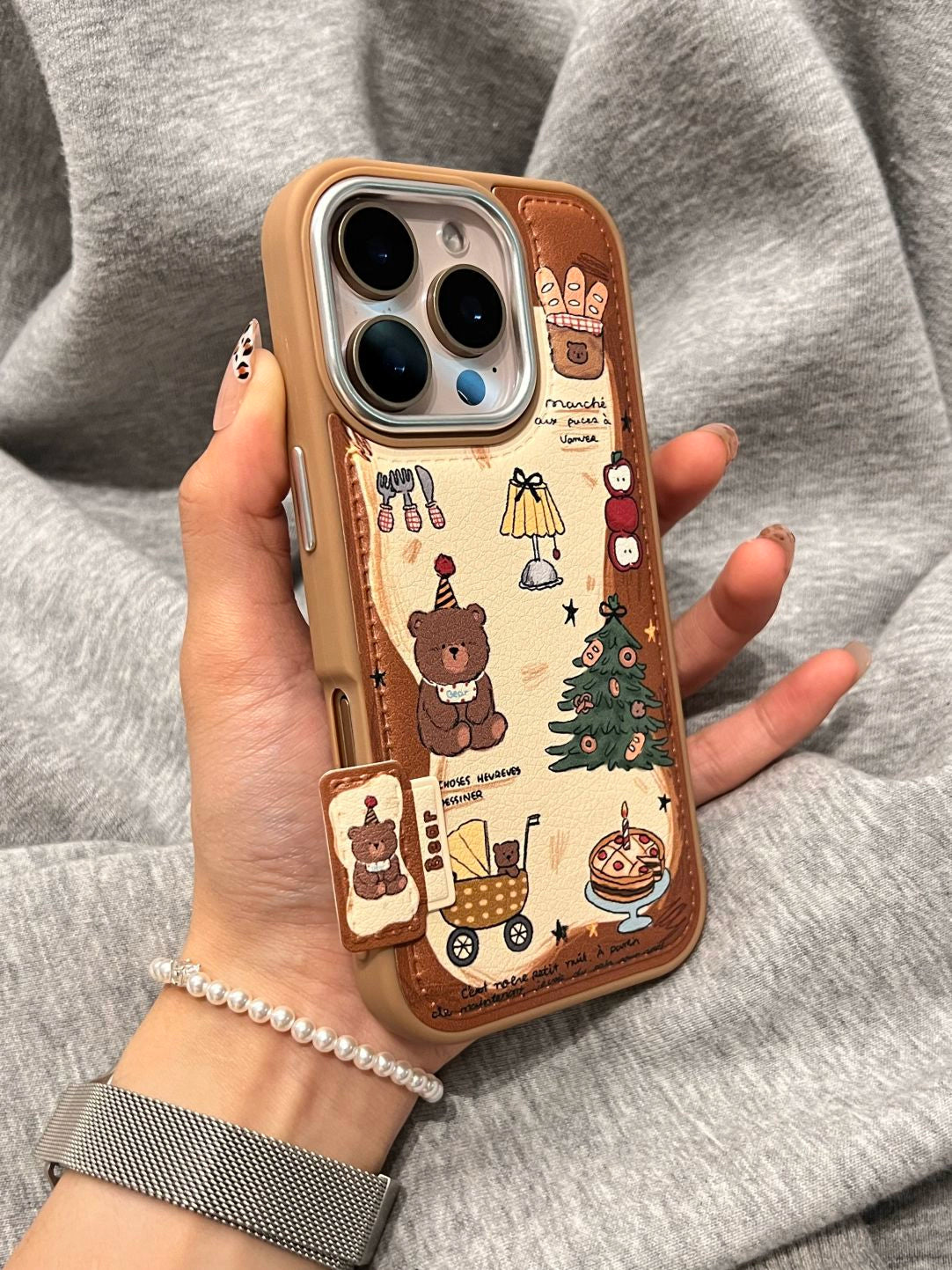 Brown Leather Pattern Bear Keyboard Cute Phone Case Suitable for iPhone16 iPhone15 iPhone14 iPhone13