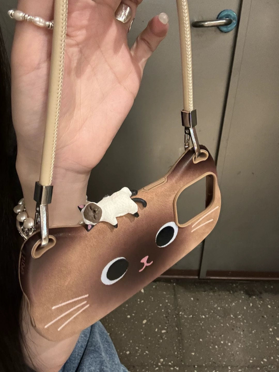 Leather Pattern Bag Shape Cat Expression Three-dimensional Cat Mobile Phone Case with Leather Rope Bracelet Suitable for iPhone16 iPhone15 iPhone14 iPhone13