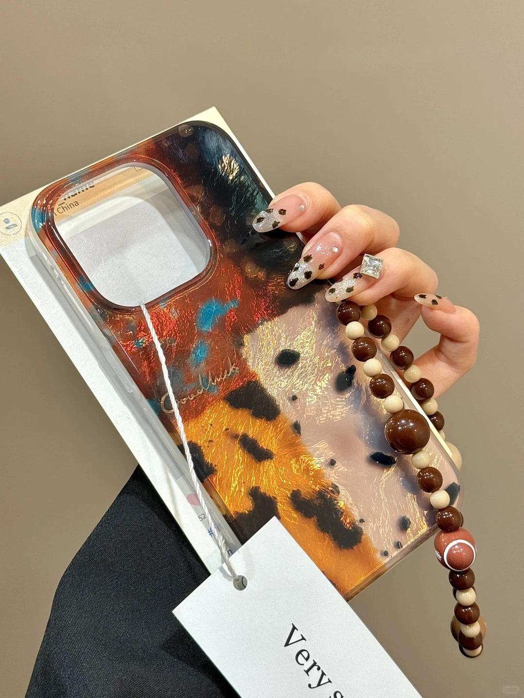 Retro Amber Leopard Print Splicing Mobile Phone Case with Beaded Mobile Phone Chain Pendant Suitable for iPhone16 iPhone15 iPhone14 iPhone13