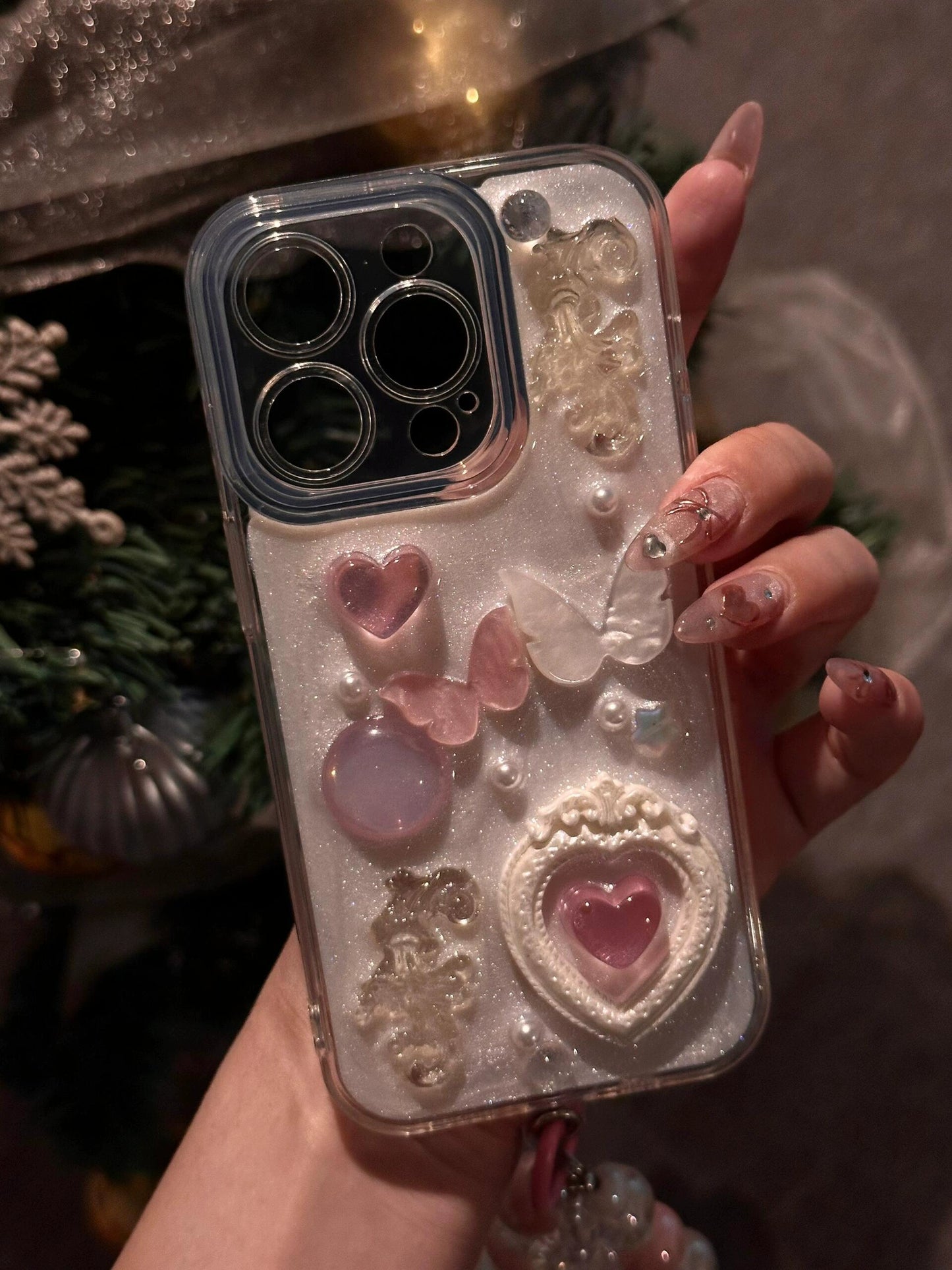 Pearlescent Love Flower Butterfly Pearl Relief Art Aesthetics Epoxy Mobile Phone Case, Clean Pink Princess Mobile Phone Case with Mobile Phone Chain Suitable for iPhone16 iPhone15 iPhone14 iPhone13