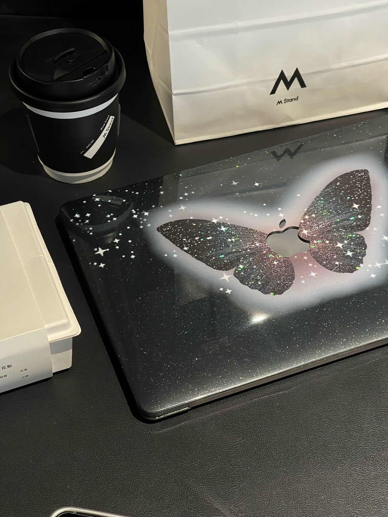 Aesthetics "Electronic Butterfly" MacBook Protective Case Apple Notebook 2024 M4Pro 14-inch 16-inch Air13-inch M1/M2/M3 Protective Case Accessories